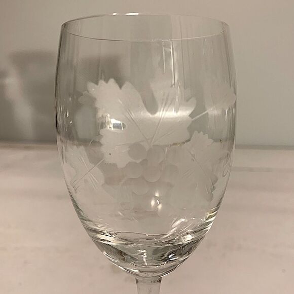 Grape vine and leaf wine glass - Picture 1 of 4